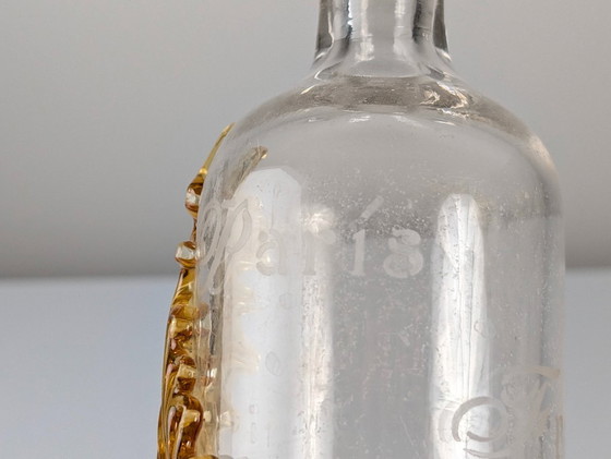 Image 1 of Bottiglia in vetro di uranio in stile Art Nouveau francese con foglie d'ambra applicate, circa 1900