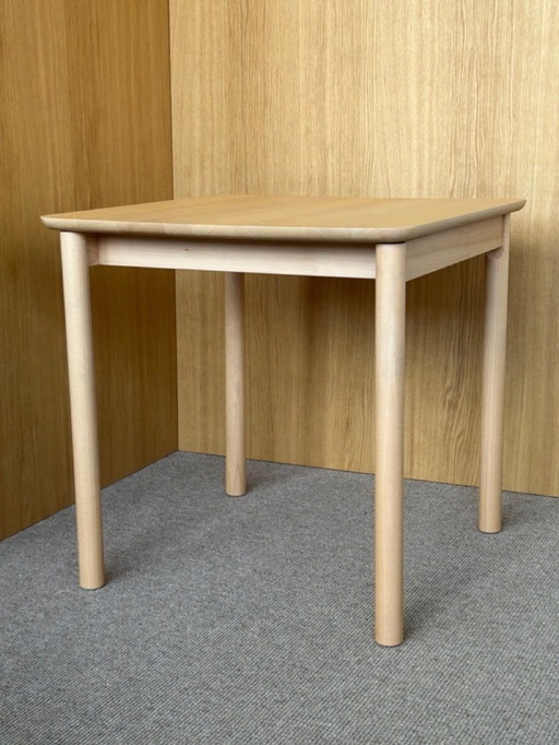 DUM square table