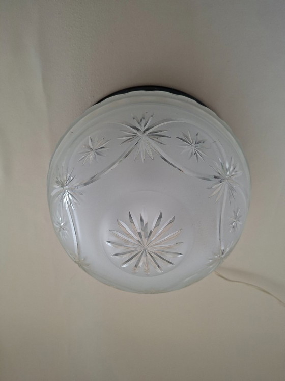 Image 1 of Wunderschöne Art-Deco-Deckenleuchte aus mattiertem und geschliffenem Glas.