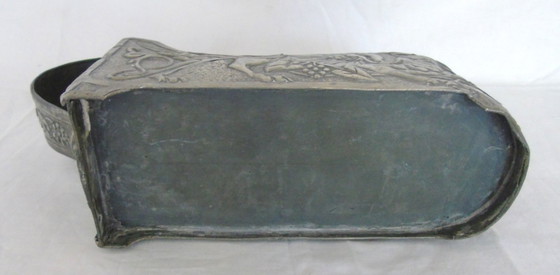 Image 1 of Porte-bouteille vintage français Art Nouveau en étain, motif griffon, berceau de bouteille gothique en relief, centre de table d