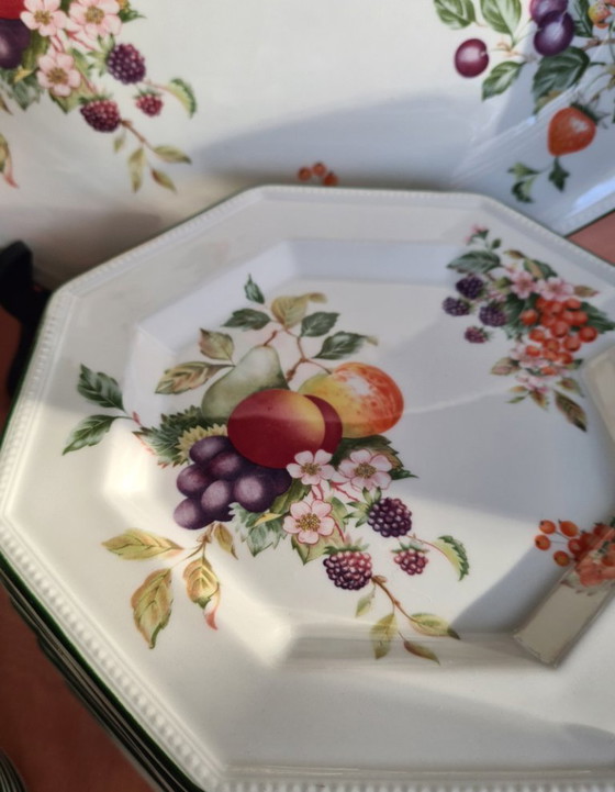 Image 1 of Servizio da tè e torta alla frutta fresca Johnson Brothers England con piatto da portata e petit four.