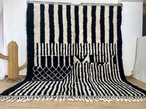 Tappeto berbero tradizionale nero, realizzato a mano, dimensioni 200x300 cm.