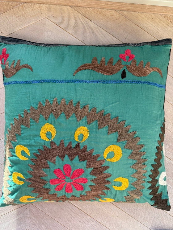 Image 1 of Coussin décoratif brodé vert style bohème Day Birger & Mikkelsen