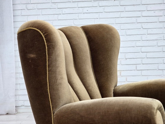 Image 1 of Sillón danés de los años 60, estilo relax, tapizado en terciopelo verde oscuro y madera de fresno.