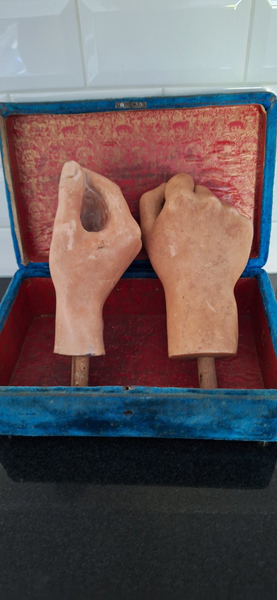 Image 1 of Antieke set van wassen handen met oud fluwelen doosje