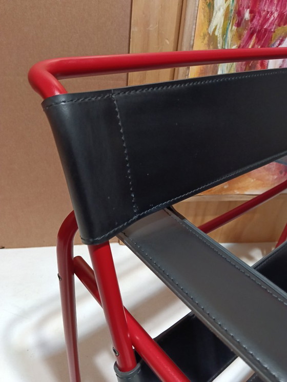 Image 1 of Bolso Knoll Wassily B3 rojo mate, nuevo-usado, en piel negra, de Marcel Breuer.