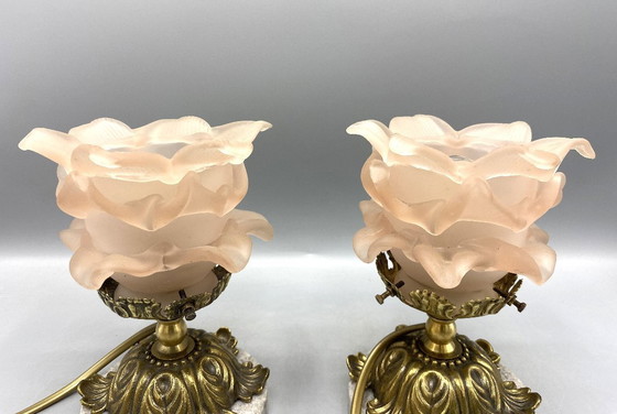 Image 1 of 2 Art Nouveau Tafellampen • Roze Gefrost Glas Bloemenkap • Messing & Marmer Voet