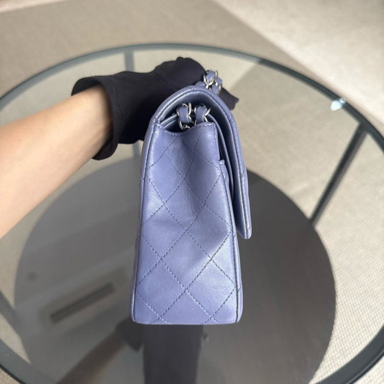 Image 1 of Chanel Classic Flap Medium - 25 cm, gestepptes Lammleder, Lavendel, silberfarbene Beschläge, Serie 15