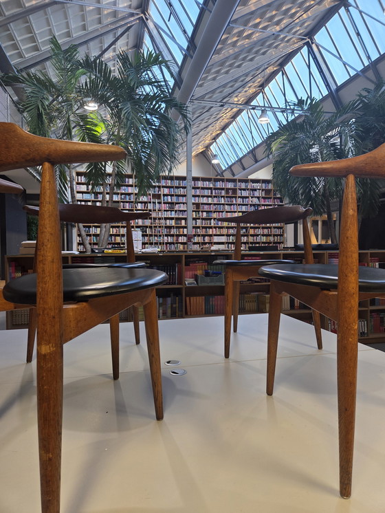 Image 1 of 4 sillas de comedor Hans Wegner 'HEART' -4103- más mesa de origen