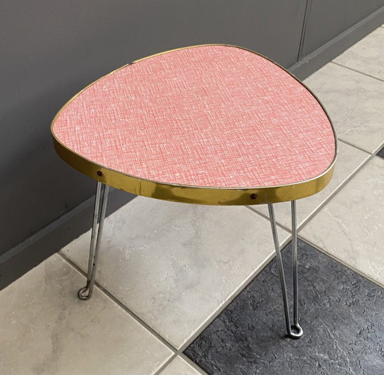 Image 1 of rot-weißer dreieckiger Blumentisch aus den 1960er Jahren (sieht rosa aus)