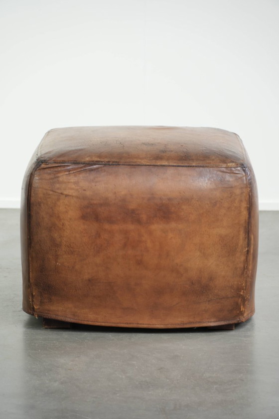 Einzigartiger und großer Design-Hocker/Fußhocker aus Schafsleder mit einer sehr schönen Patina und (photo 3 of 11)