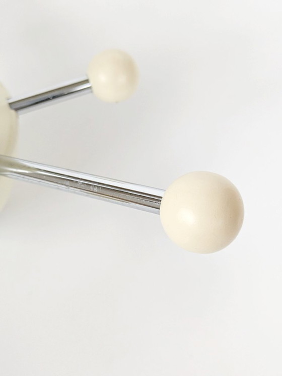 Image 1 of Porte-manteau vintage Spoutnik de l'ère spatiale, patère murale atomique en plastique chromé et crème, années 1970