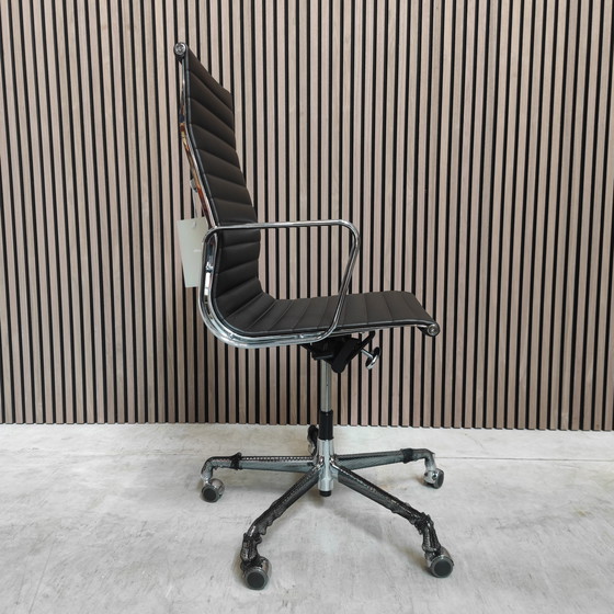 Image 1 of Vitra Eames EA 119 Bureaustoel in Mokka Premium Leder