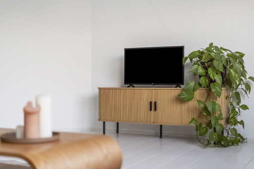 Stijlvol houten tv-kastje met roldeuren 