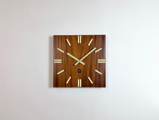 Reloj de pared vintage de madera marrón de Pragotron, década de 1980.