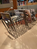 Verchromter Akkordeon-Zeitschriftenständer Luther Evans