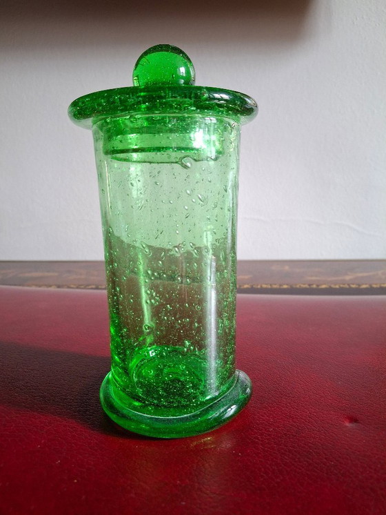 Image 1 of Porta caramelle per bambini meritevoli in vetro a bolle di Biot, noto come barattolo da farmacia con il suo coperchio, firmato