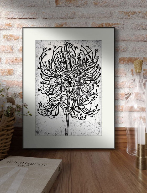 Image 1 of Spider Lily Linocut - Impresión botánica en blanco sobre negro