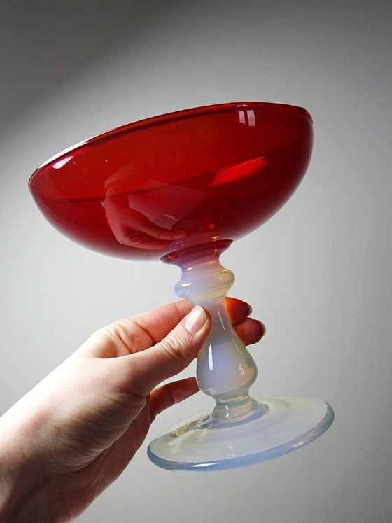 Image 1 of Vintage Venetiaanse rode en opaalglazen schaal op voet met zeepbelmotief