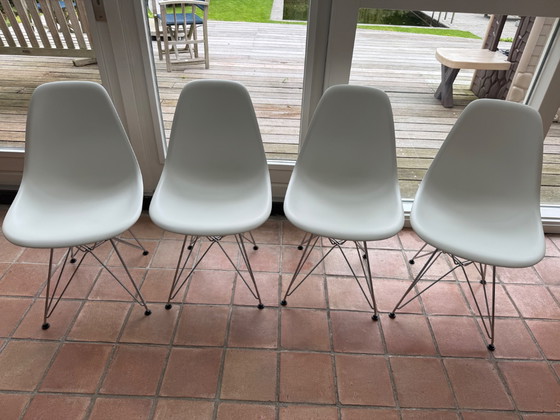 Vitra Eames DSR Sillas de comedor blancas 4 piezas – Plástico (photo 3 of 5)