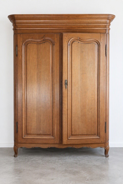 Bonito armario de dos puertas estilo Luis XV