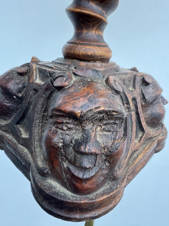Image 1 of Antike geschnitzte Holzlampe mit einem Gesicht