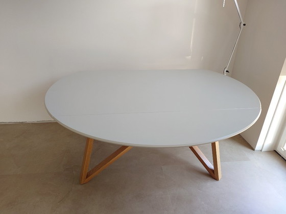 Image 1 of Preciosa mesa de comedor redonda (170 cm) extensible "Wings"