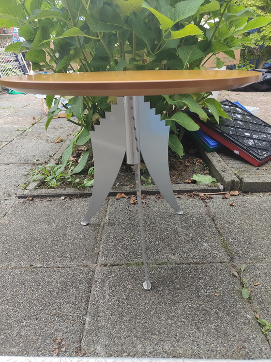 Image 1 of Tavolino di design con piano girevole e struttura in metallo