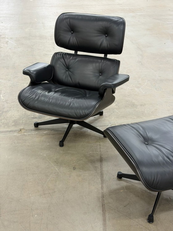 Image 1 of Fauteuil lounge Vitra Eames | Repose-pieds | Noir intégral |