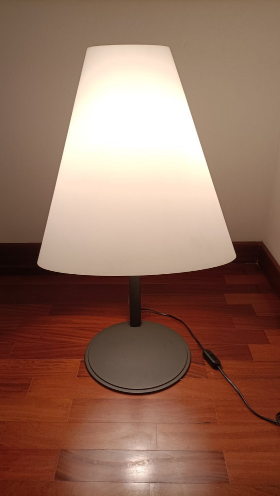 Image 1 of Deux lampes de table Leucos Micene T46 et T68, conçues par les designers Noti Massari et Renato Toso, en métal peint.