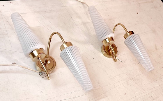 Image 1 of Applique asimmetriche in ottone con paralumi a tulipano opalini - anni '50/'60