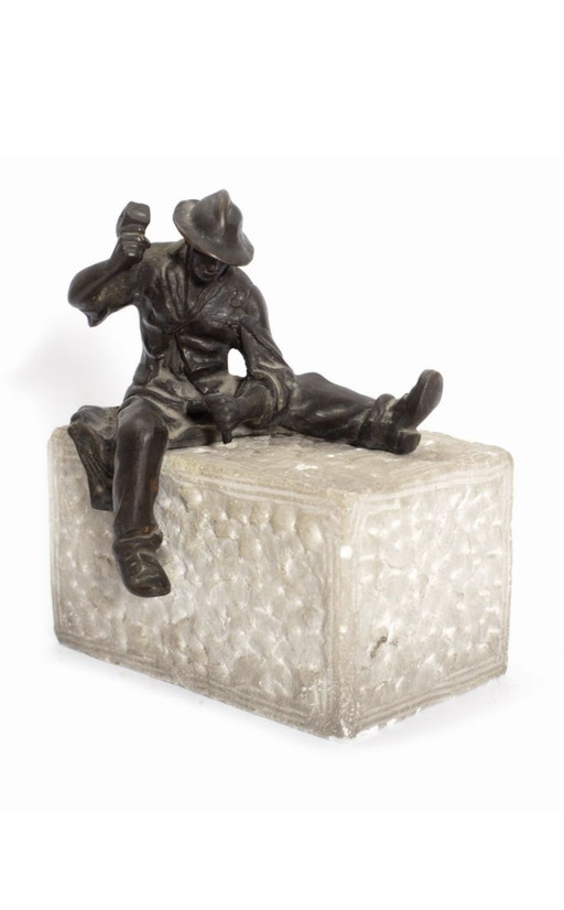 Petite statue en bronze d'un artisan sur un socle en marbre, XIXe siècle.
