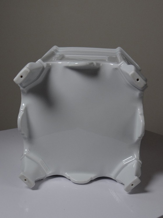 Image 1 of Quadratischer Blumentopf mit Füßen aus weißem Limoges-Porzellan im Rokoko-Stil