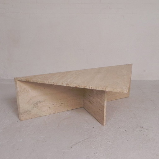 Mid Century travertin salontafel met driehoekig blad, jaren 70