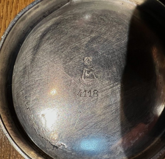 Image 1 of Grote verzilverde metalen Gallia-mok met keurmerken van een haan en een geitenkop, genummerd.