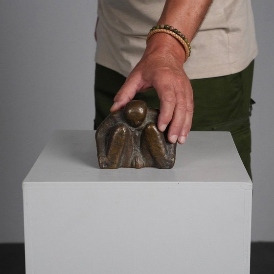 Bronzeskulptur einer kauernden männlichen Figur, signiert LN – Bildhauerei (photo 6 of 10)