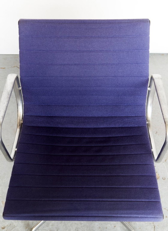Image 1 of Sedia di gruppo in alluminio Charles & Ray Eames EA 108 per Vitra