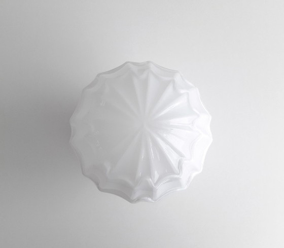 Image 1 of Sfeervolle witte glazen plafondlamp van Thabur in Den Haag, medium variant, art deco lamp glazen bolSfeervolle witte glazen plaf
