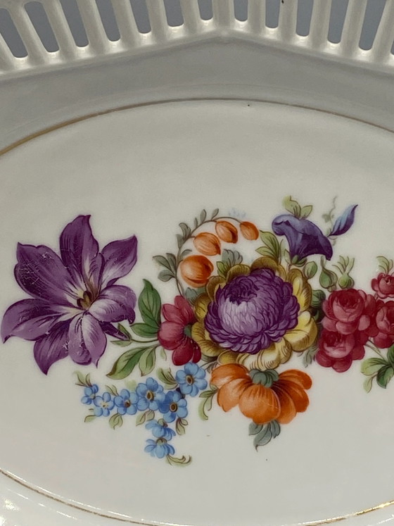 Antiker durchbrochener Porzellanteller mit floralem Dekor – Dekorative Objekte, Porcelain (photo 3 of 8)