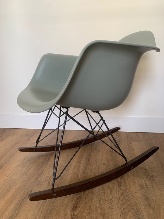 Image 1 of Poltrona Eames in fibra di vetro RAR - base nera