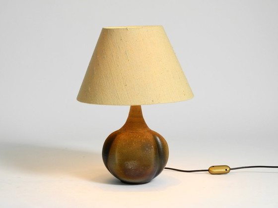 Image 1 of Bellissima lampada da tavolo in ceramica degli anni '60 con paralume in tessuto originale