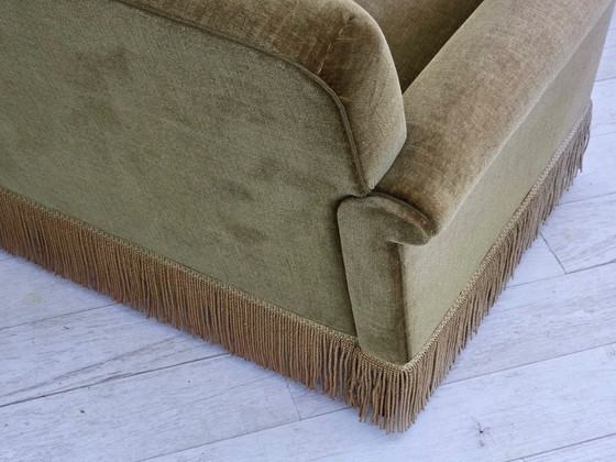 Image 1 of Deense 3-zitsbank uit de jaren 70, groen meubelvelours, poten van teakhout.