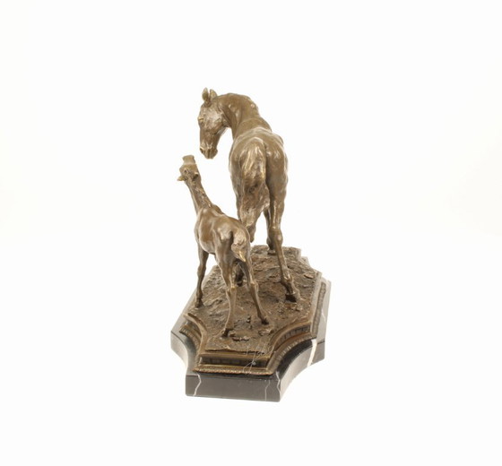 Image 1 of Große Bronzeskulptur einer Stute mit Fohlen auf Marmorsockel, signierte Kunststatue, neu
