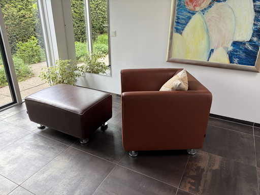 Drie Gelderland 4800 stoelen en poef bekleding leer