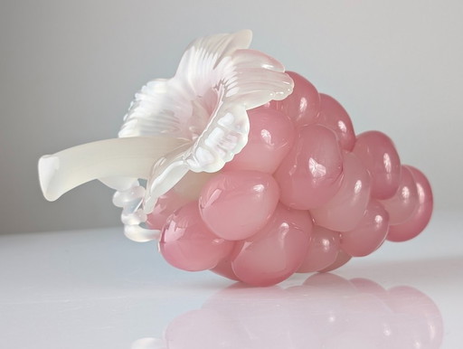 Sculpture en verre de Murano représentant une grappe de raisin, rose et blanc, milieu du XXe siècle