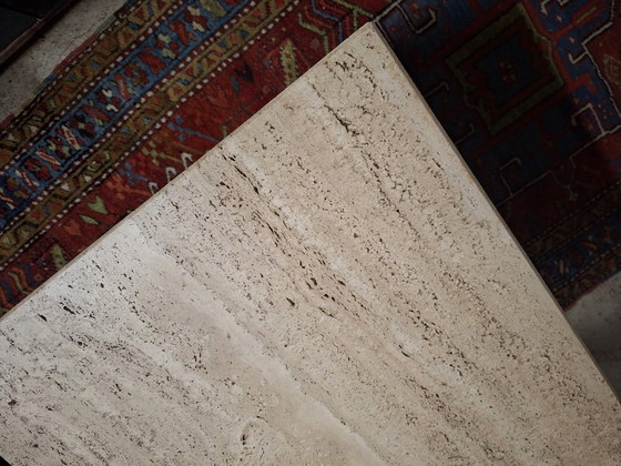 Image 1 of Italiaanse salontafel of sokkel van natuurlijk geaderd travertijn.