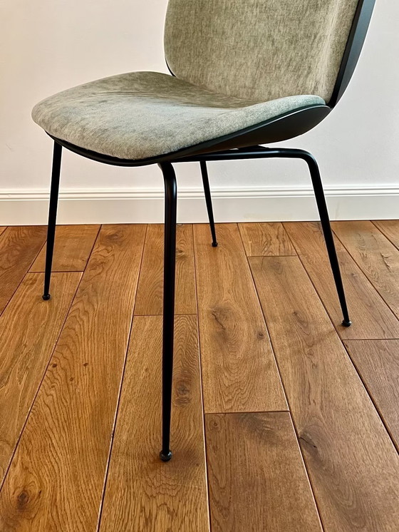 Image 1 of GUBI - "Sedia da pranzo Beetle", in plastica con rivestimento anteriore