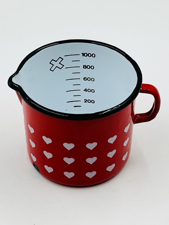 Image 1 of Jarra antigua esmaltada en rojo con corazones de tamaño gradual.