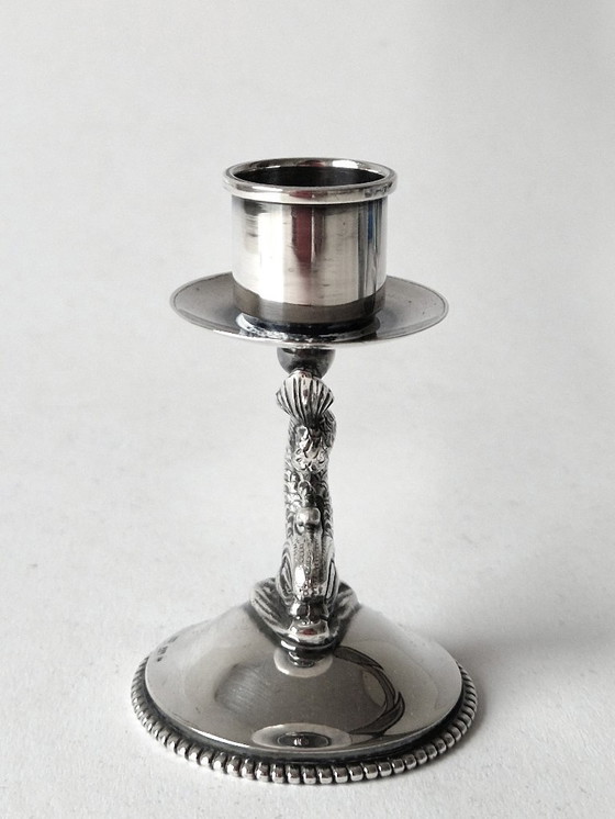 Image 1 of Candeliere in argento con bordo a forma di pesce e perla - Marcato