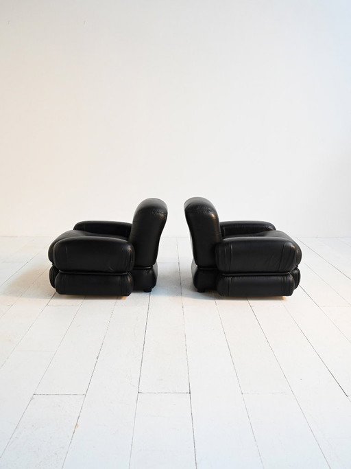 Sillones de cuero negro y acero tubular, década de 1970.